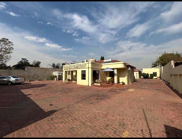 12 BEDROOM HOUSE FOR SALE IN SOUTH KENSINGTON